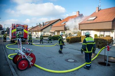 Baltmannsweiler: Pkw brennt an Wohngebaeude - 1 Person verletzt